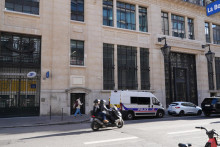 Na sn&iacute;mke policajti stoja pred par&iacute;žskym s&iacute;dlom Bank of America 30. marca 2026. FOTO: TASR/AP