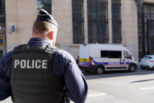 Policajti stoja pred par&iacute;žskym s&iacute;dlom Bank of America. FOTO: TASR/AP