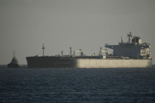 Ropn&yacute; tanker pl&aacute;vaj&uacute;ci pod ruskou vlajkou prich&aacute;dza do kub&aacute;nskeho mesta Matanzas. FOTO: TASR/AP
