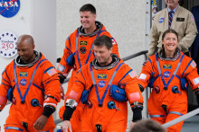 Na sn&iacute;mke astronauti zľava pilot Victor Glover, astronaut Kanadskej vesm&iacute;rnej agent&uacute;ry Jeremy Hansen, veliteľ Reid Wiseman a &scaron;pecialistka misie Christina Koch.