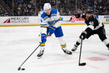 Obranca St. Louis Blues Justin Holl (4) kontroluje puk pod tlakom prav&eacute;ho kr&iacute;deln&iacute;ka Los Angeles Kings Joela Armiu (40) počas druhej tretiny. FOTO: William Liang/Imagn Images