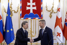 Na sn&iacute;mke prezident Peter Pellegrini a prezident Gruz&iacute;nska Michail Kavela&scaron;vili si pod&aacute;vaj&uacute; ruky po spoločnej tlačovej konferencii v Prezidentskom pal&aacute;ci. FOTO: TASR/Martin Baumann