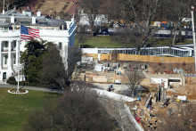 Vo Washingtone, D.C., pokračuje v&yacute;stavba tanečnej s&aacute;ly Bieleho domu prezidenta USA Donalda Trumpa. FOTO: Reuters