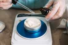 Kozmetika dnes pon&uacute;ka &scaron;irok&uacute; &scaron;k&aacute;lu starostlivosti pre každ&yacute; typ pleti.