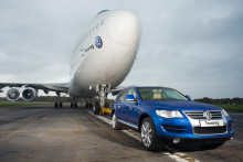 Volkswagen Touareg prvej gener&aacute;cie pri demon&scaron;tr&aacute;cii s&iacute;l s Boeingom