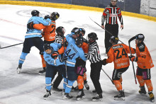 Potyčka medzi hr&aacute;čmi počas febru&aacute;rov&eacute;ho z&aacute;pasu. FOTO: TASR/F. Iv&aacute;n