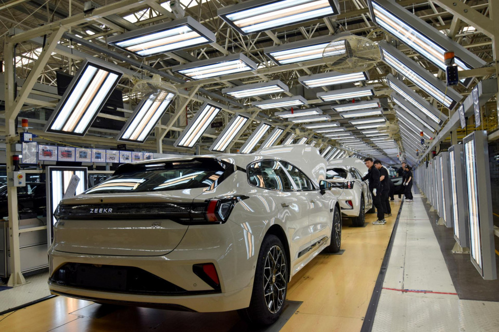 Pracovn&iacute;ci kontroluj&uacute; hotov&eacute; elektrick&eacute; vozidl&aacute; Zeekr 001 v tov&aacute;rni spoločnosti Zeekr v meste Ningbo. FOTO: Reuters