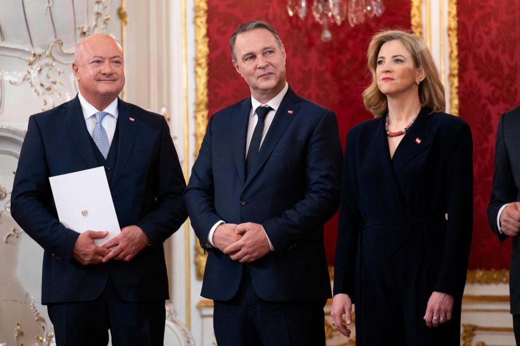 Zľava rak&uacute;sky kancel&aacute;r Christian Stocker, vicekancel&aacute;r Andreas Babler a rak&uacute;ska &scaron;&eacute;fka diplomacie Beate Meinlov&aacute;-Reisingerov&aacute;. FOTO TASR/AP