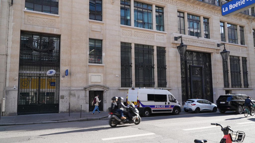 Na sn&iacute;mke policajti stoja pred par&iacute;žskym s&iacute;dlom Bank of America 30. marca 2026. FOTO: TASR/AP