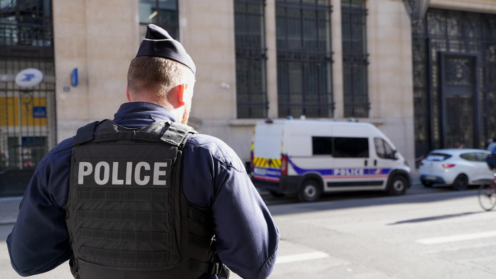 Policajti stoja pred par&iacute;žskym s&iacute;dlom Bank of America. FOTO: TASR/AP