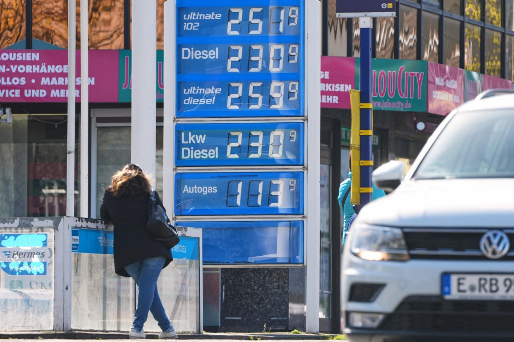 Na sn&iacute;mke tabuľa s cenami pohonn&yacute;ch l&aacute;tok na čerpacej stanici v nemeckom Essene v stredu 1. apr&iacute;la 2026.

FOTO: TASR/AP

