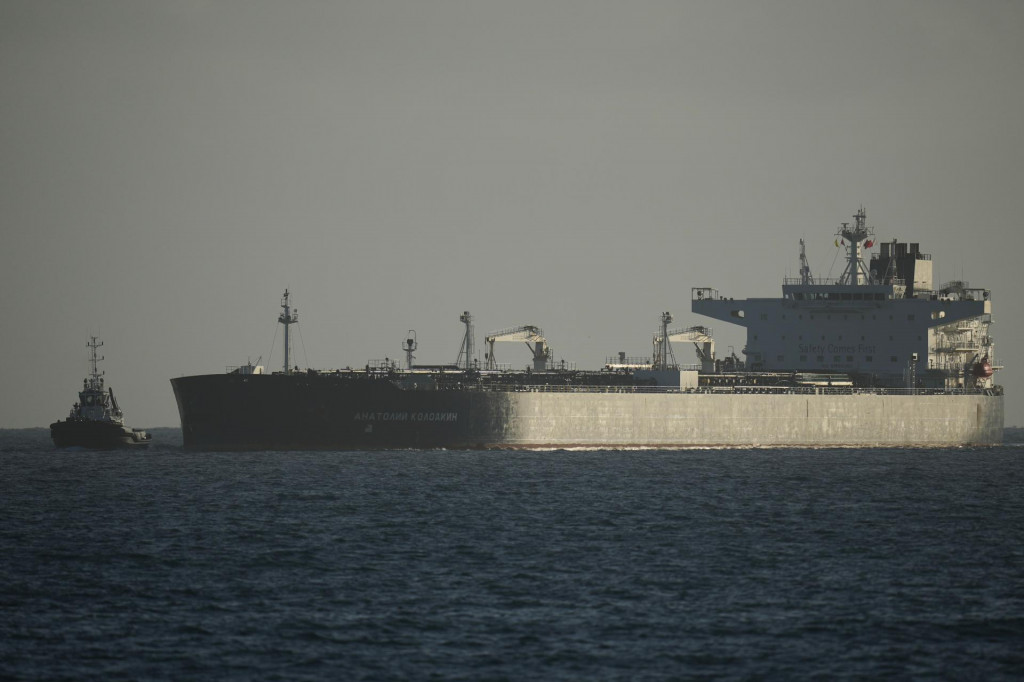 Ropn&yacute; tanker pl&aacute;vaj&uacute;ci pod ruskou vlajkou prich&aacute;dza do kub&aacute;nskeho mesta Matanzas. FOTO: TASR/AP