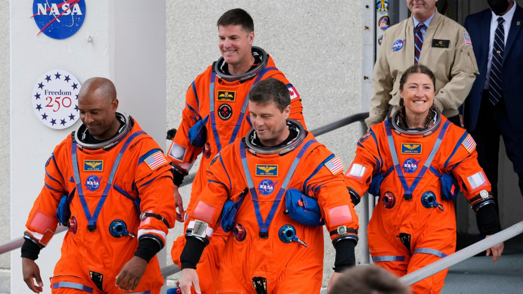 Na sn&iacute;mke astronauti zľava pilot Victor Glover, astronaut Kanadskej vesm&iacute;rnej agent&uacute;ry Jeremy Hansen, veliteľ Reid Wiseman a &scaron;pecialistka misie Christina Koch.