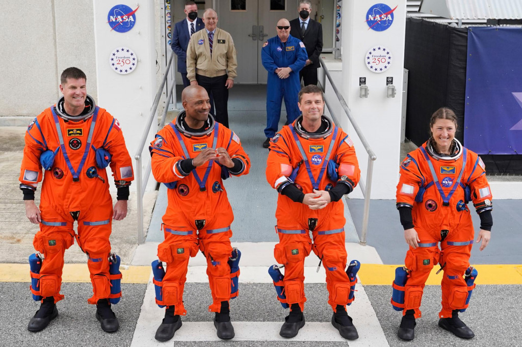 Astronauti zľava Jeremy Hansen z Kanadskej vesm&iacute;rnej agent&uacute;ry, pilot Victor Glover, veliteľ Reid Wiseman a &scaron;pecialistka misie Christina Kochov&aacute; smeruj&uacute; k &scaron;tartovacej rampe. FOTO: TASR/AP
