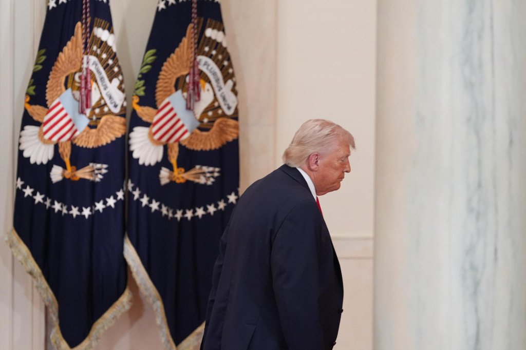 Americk&yacute; prezident Donald Trump odch&aacute;dza po svojom prvom prejave k n&aacute;rodu, v ktorom hovoril o d&ocirc;ležit&yacute;ch inform&aacute;ci&aacute;ch t&yacute;kaj&uacute;cich sa vojny v Ir&aacute;ne v Bielom dome vo Washingtone. FOTO: TASR/AP