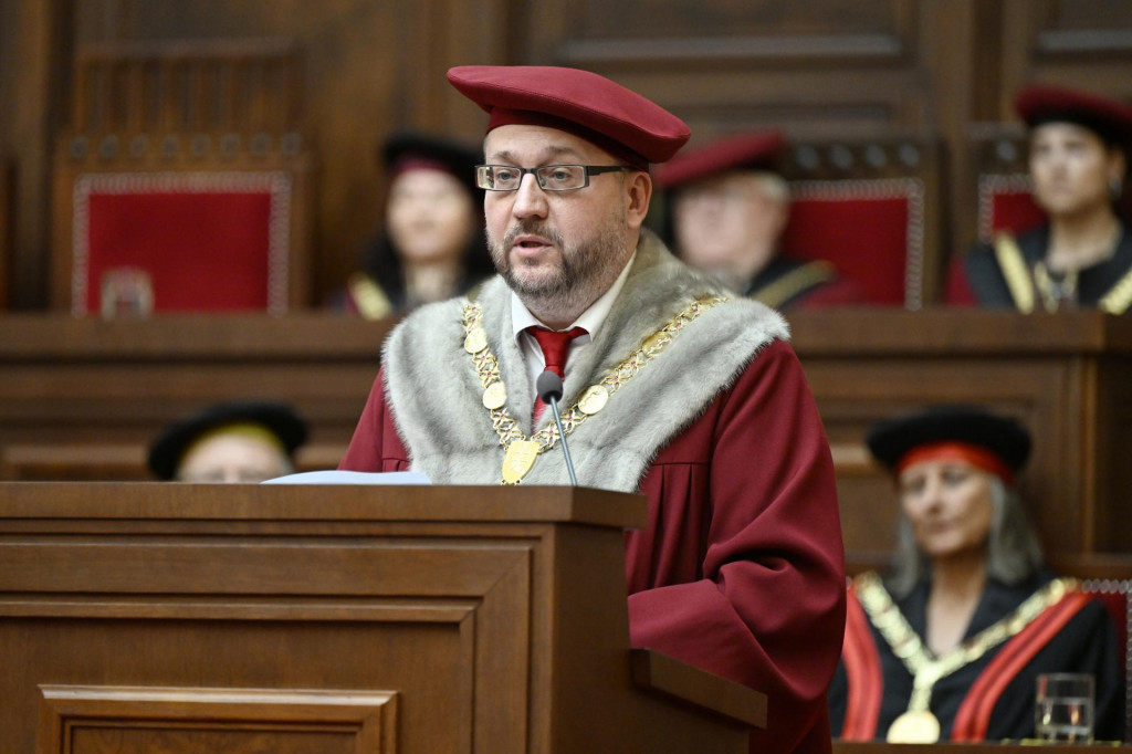 Na sn&iacute;mke rektor UK Marek &Scaron;tevček pri prejave na sl&aacute;vnostnom otvoren&iacute; 107. akademick&eacute;ho roka Univerzity Komensk&eacute;ho. FOTO: TASR/Pavel Neubauer