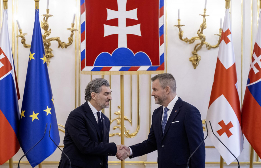 Na sn&iacute;mke prezident Peter Pellegrini a prezident Gruz&iacute;nska Michail Kavela&scaron;vili si pod&aacute;vaj&uacute; ruky po spoločnej tlačovej konferencii v Prezidentskom pal&aacute;ci. FOTO: TASR/Martin Baumann