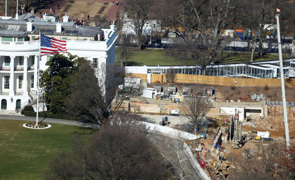Vo Washingtone, D.C., pokračuje v&yacute;stavba tanečnej s&aacute;ly Bieleho domu prezidenta USA Donalda Trumpa. FOTO: Reuters