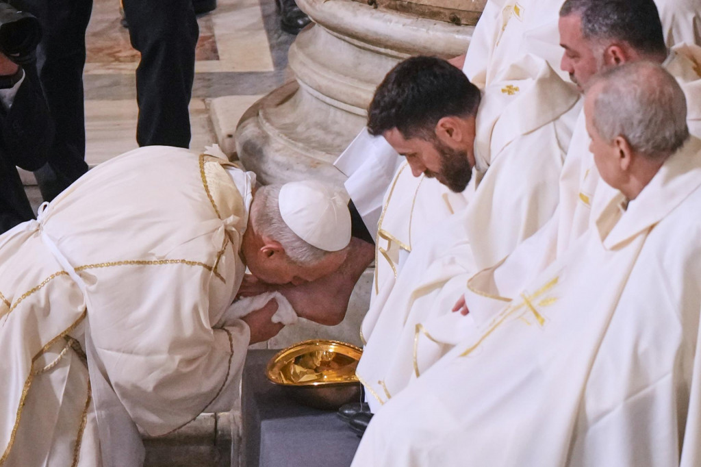 P&aacute;pež Lev XIV. (vľavo) um&yacute;va a bozk&aacute;va nohy 12 r&iacute;mskym kňazom počas sv&auml;tej om&scaron;e na pamiatku Poslednej večere s tradičn&yacute;m um&yacute;van&iacute;m n&ocirc;h v Later&aacute;nskej arcibazilike, ktor&aacute; je katedr&aacute;lou R&iacute;ma. FOTO: TASR/AP
