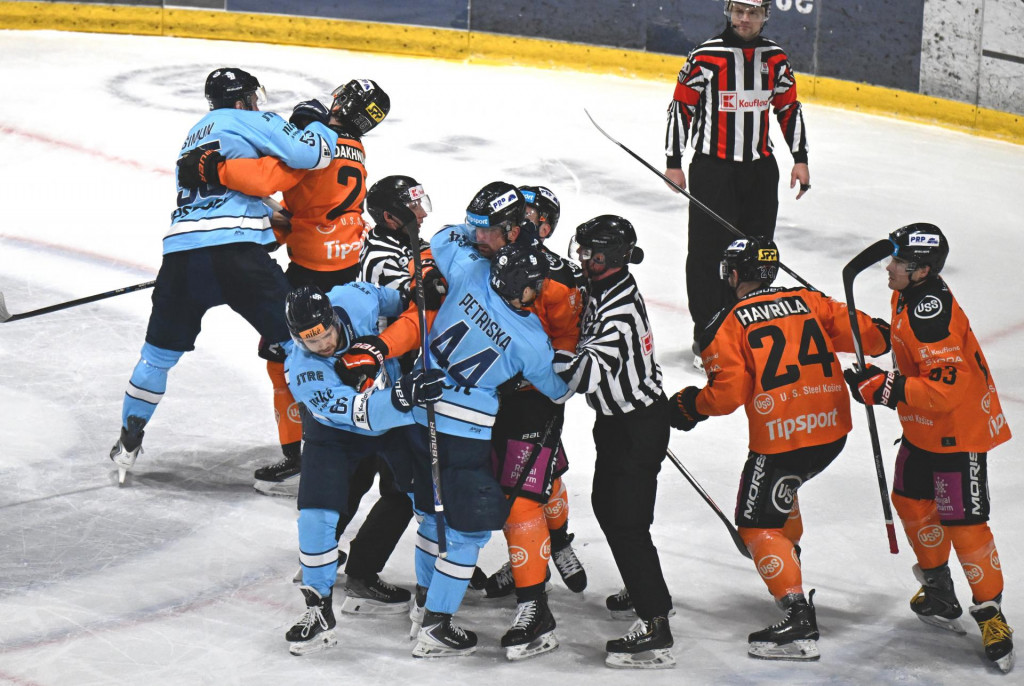 Potyčka medzi hr&aacute;čmi počas febru&aacute;rov&eacute;ho z&aacute;pasu. FOTO: TASR/F. Iv&aacute;n