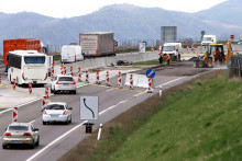 Cieľom hlavnej &uacute;držby je vy&scaron;&scaron;ia kvalita a bezpečnosť r&yacute;chlostnej cesty Via Pribina. Touto f&aacute;zou sa z&aacute;roveň ukonč&iacute; kompletn&aacute; v&yacute;mena asfaltov&eacute;ho povrchu r&yacute;chlostnej cesty od jej otvorenia v roku 2011. FOTO: TASR/J&aacute;n Kro&scaron;l&aacute;k