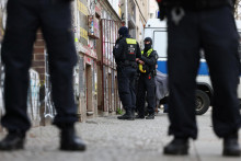 Podozriv&eacute;ho zadržala pol&iacute;cia, keď vlak zastavil v železničnej stanici v meste Siegburg neďaleko Bonnu. FOTO: REUTERS