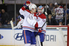 Brank&aacute;r Montreal Canadiens Jacob Fowler (32) oslavuje s ľav&yacute;m kr&iacute;deln&iacute;kom Montreal Canadiens Jurajom Slafkovsk&yacute;m (20). FOTO: Wendell Cruz/Imagn Images