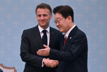 Franc&uacute;zsky prezident Emmanuel Macron a jeho juhok&oacute;rejsk&yacute; n&aacute;protivok I Če-mjong. FOTO: REUTERS