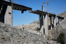 Pohľad na zničen&yacute; most po &scaron;tvrtkov&yacute;ch americko-izraelsk&yacute;ch &uacute;tokoch v ir&aacute;nskom meste Karadž, z&aacute;padne od Teher&aacute;nu v piatok 3. apr&iacute;la 2026. FOTO: TASR/AP