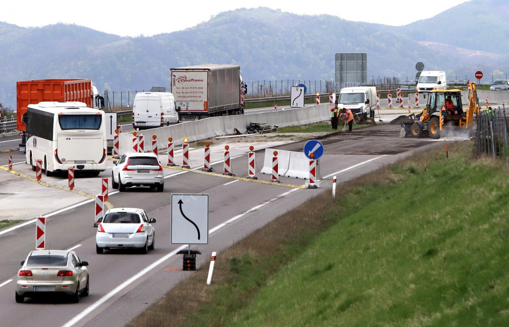 Cieľom hlavnej &uacute;držby je vy&scaron;&scaron;ia kvalita a bezpečnosť r&yacute;chlostnej cesty Via Pribina. Touto f&aacute;zou sa z&aacute;roveň ukonč&iacute; kompletn&aacute; v&yacute;mena asfaltov&eacute;ho povrchu r&yacute;chlostnej cesty od jej otvorenia v roku 2011. FOTO: TASR/J&aacute;n Kro&scaron;l&aacute;k