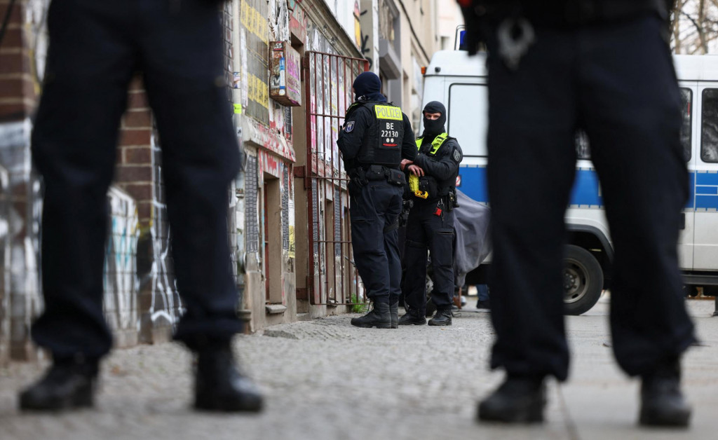 Podozriv&eacute;ho zadržala pol&iacute;cia, keď vlak zastavil v železničnej stanici v meste Siegburg neďaleko Bonnu. FOTO: REUTERS