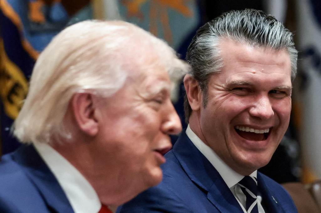 Americk&yacute; prezident Donald Trump a minister obrany Pete Hegseth. FOTO: REUTERS