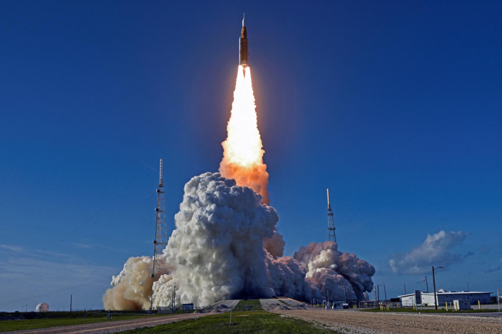 Misia Artemis 2 sa m&aacute; skončiť prist&aacute;t&iacute;m v Tichom oce&aacute;ne 10. apr&iacute;la. NASA očak&aacute;va, že tento sk&uacute;&scaron;obn&yacute; let od&scaron;tartuje cel&yacute; program Artemis a priprav&iacute; cestu k prist&aacute;tiu dvoch astronautov na Mesiaci v roku 2028. FOTO: REUTERS