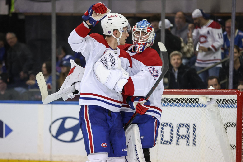 Brank&aacute;r Montreal Canadiens Jacob Fowler (32) oslavuje s ľav&yacute;m kr&iacute;deln&iacute;kom Montreal Canadiens Jurajom Slafkovsk&yacute;m (20). FOTO: Wendell Cruz/Imagn Images