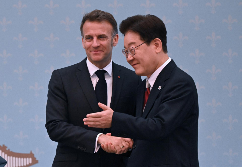 Franc&uacute;zsky prezident Emmanuel Macron a jeho juhok&oacute;rejsk&yacute; n&aacute;protivok I Če-mjong. FOTO: REUTERS