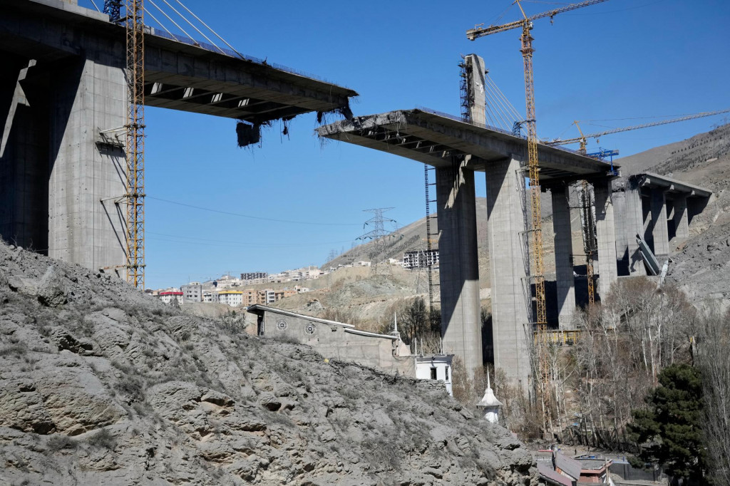 Pohľad na zničen&yacute; most po &scaron;tvrtkov&yacute;ch americko-izraelsk&yacute;ch &uacute;tokoch v ir&aacute;nskom meste Karadž, z&aacute;padne od Teher&aacute;nu v piatok 3. apr&iacute;la 2026. FOTO: TASR/AP