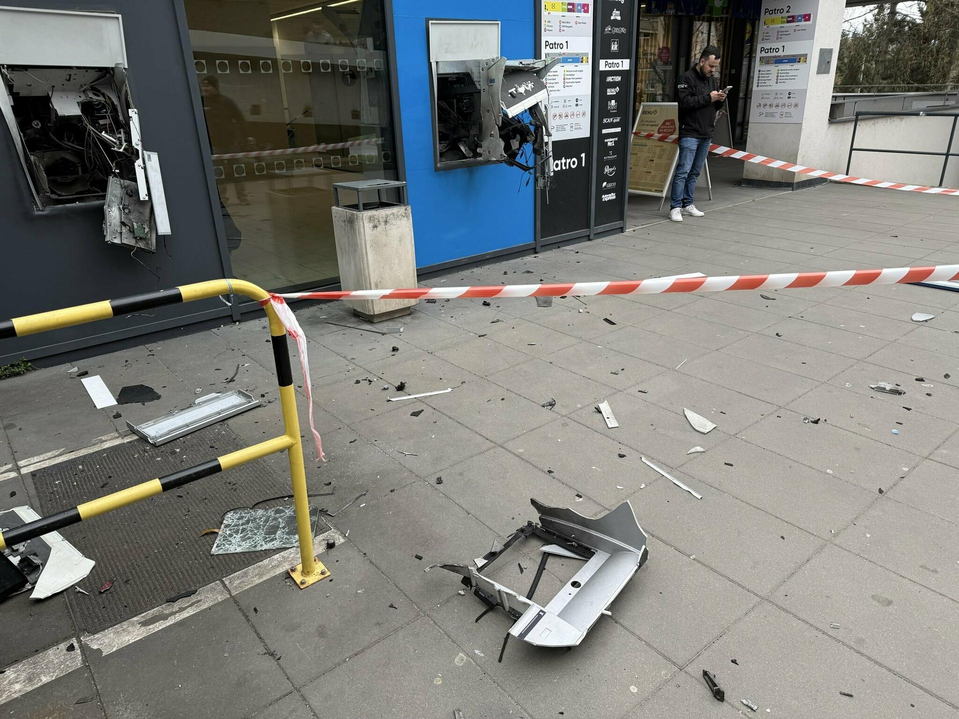 Zlodeji v Prahe vykradli bankomaty, s miliónmi ušli na elektrokolobežkách