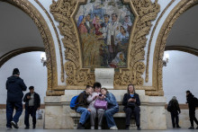 Moskovsk&eacute; metro muselo kv&ocirc;li technick&yacute;m probl&eacute;mom umožniť vstup bez platenia cez turnikety. FOTO: Reuters