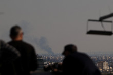 Dym st&uacute;pa po &uacute;toku v Teher&aacute;ne uprostred americko-izraelsk&eacute;ho konfliktu s Ir&aacute;nom. FOTO: Reuters/WANA