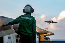 Americk&yacute; n&aacute;morn&iacute;k pozoruje letov&uacute; prev&aacute;dzku lietadla F/A-18E Super Hornet. FOTO: Reuters/Americk&eacute; n&aacute;morn&iacute;ctvo