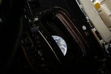 Na sn&iacute;mke americk&eacute;ho N&aacute;rodn&eacute;ho &uacute;radu pre letectvo a vesm&iacute;r (NASA), je zobrazen&yacute; pohľad na Zem z vesm&iacute;ru, ktor&yacute; nasn&iacute;mal veliteľ pos&aacute;dky misie Artemis 2 Reid Wiseman z kab&iacute;ny kozmickej kapsule Orion. FOTO: TASR/AP
