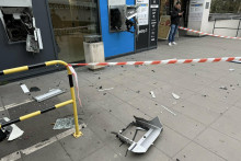 Dva bankomaty v Prahe vykradli zlodeji na elektrokolobežk&aacute;ch. FOTO: X/Policie ČR