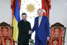 Ukrajinsk&yacute; prezident Volodymyr Zelenskyj so svoj&iacute;m tureck&yacute;m n&aacute;protivkom Recepom Tayyipom Erdoganom. FOTO: Reuters