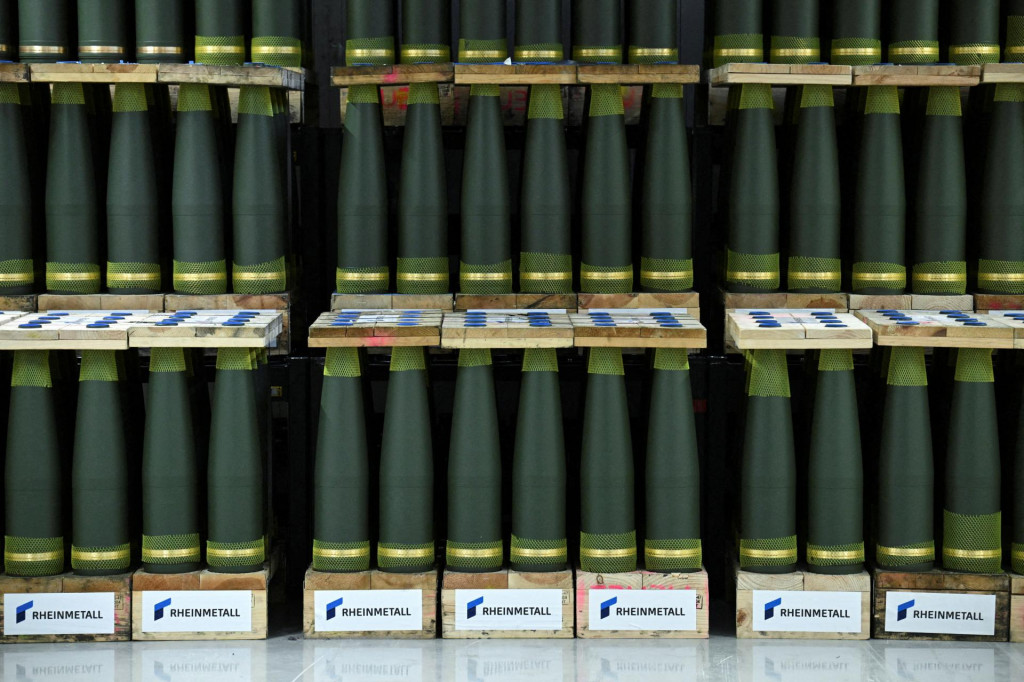 Delostreleck&eacute; gran&aacute;ty zoraden&eacute; v sklade. FOTO: Reuters