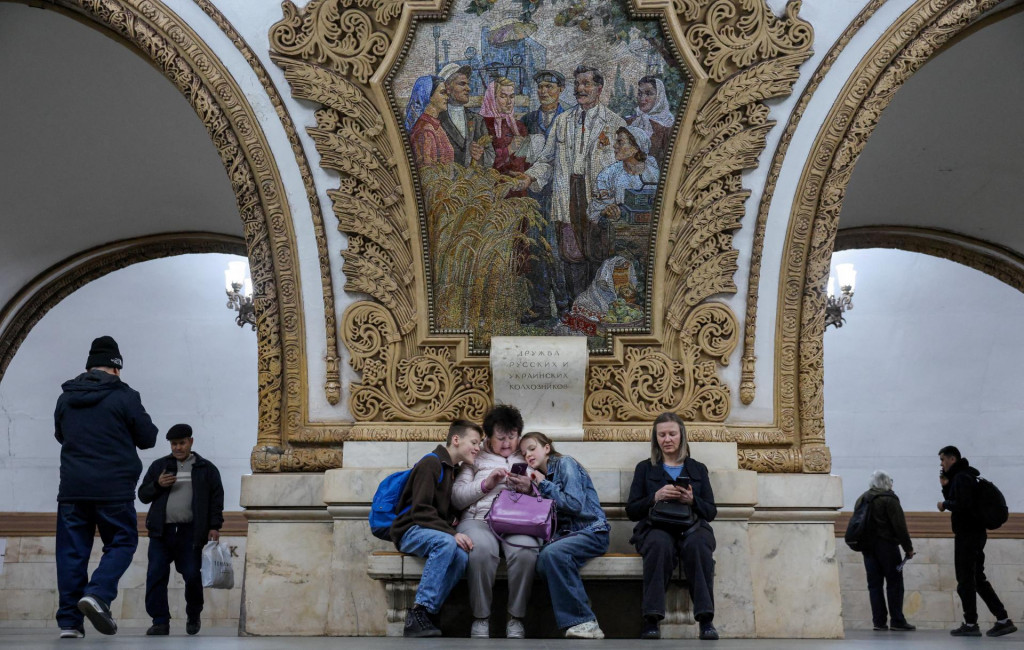 Moskovsk&eacute; metro muselo kv&ocirc;li technick&yacute;m probl&eacute;mom umožniť vstup bez platenia cez turnikety. FOTO: Reuters