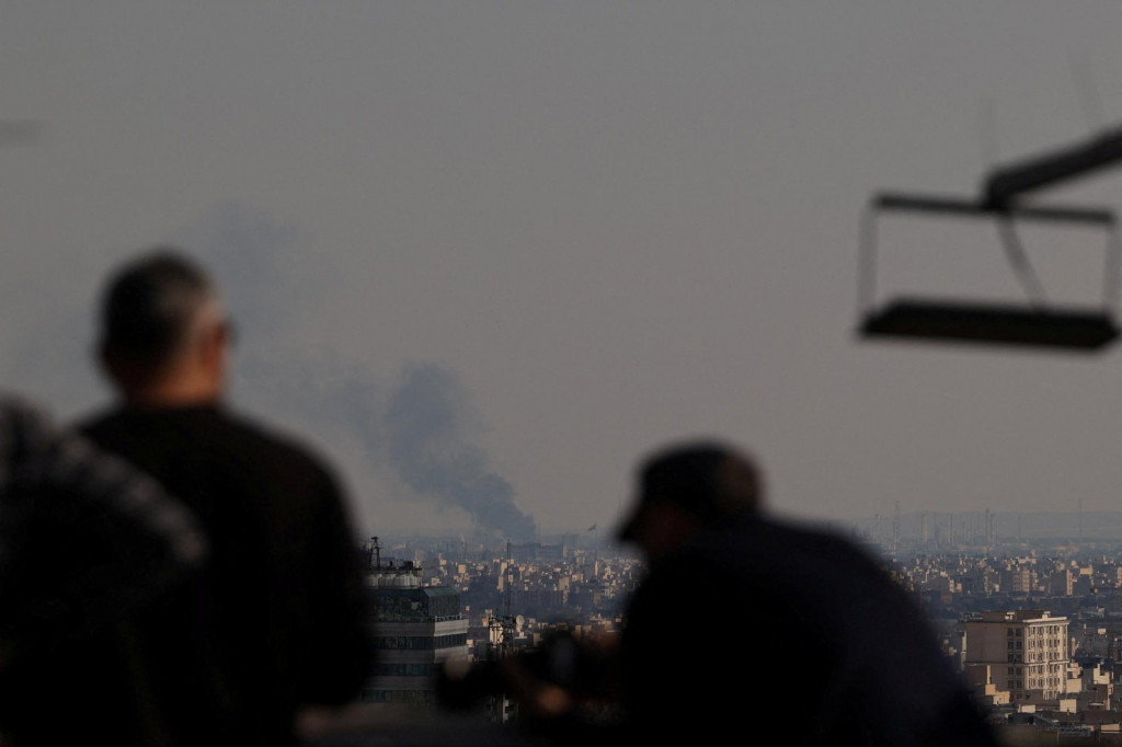 Dym st&uacute;pa po &uacute;toku v Teher&aacute;ne uprostred americko-izraelsk&eacute;ho konfliktu s Ir&aacute;nom. FOTO: Reuters/WANA