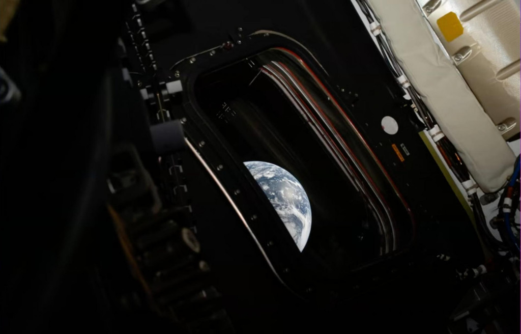 Na sn&iacute;mke americk&eacute;ho N&aacute;rodn&eacute;ho &uacute;radu pre letectvo a vesm&iacute;r (NASA), je zobrazen&yacute; pohľad na Zem z vesm&iacute;ru, ktor&yacute; nasn&iacute;mal veliteľ pos&aacute;dky misie Artemis 2 Reid Wiseman z kab&iacute;ny kozmickej kapsule Orion. FOTO: TASR/AP