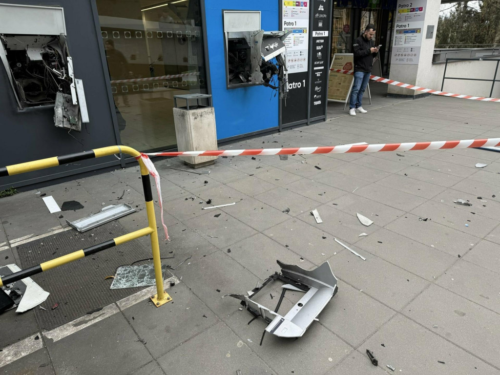 Dva bankomaty v Prahe vykradli zlodeji na elektrokolobežk&aacute;ch. FOTO: X/Policie ČR