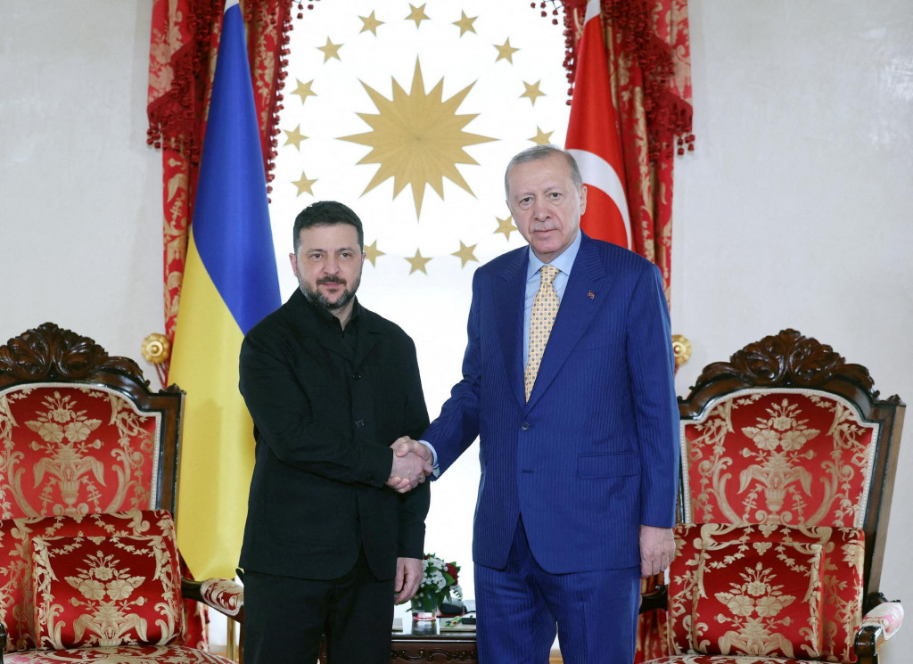Ukrajinsk&yacute; prezident Volodymyr Zelenskyj so svoj&iacute;m tureck&yacute;m n&aacute;protivkom Recepom Tayyipom Erdoganom. FOTO: Reuters