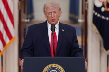 Americk&yacute; prezident Donald Trump počas svojho prv&eacute;ho prejavu k n&aacute;rodu, v ktorom hovoril o d&ocirc;ležit&yacute;ch inform&aacute;ci&aacute;ch t&yacute;kaj&uacute;cich sa vojny v Ir&aacute;ne v Bielom dome vo Washingtone v stredu 1. apr&iacute;la 2026. FOTO: TASR/AP